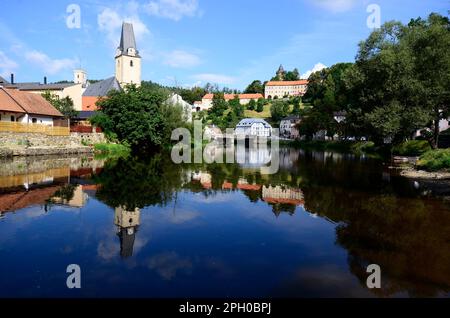 République tchèque, village Rozmberk nad Vltavou avec château et réflexion dans la rivière Moldau Banque D'Images