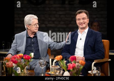 Brême, Allemagne. 24th mars 2023. Frank Elstner (l) et Matthias Reinschmidt lors de l'enregistrement du talk show de radio Bremen '3nach9'. Credit: Sina Schuldt/dpa/Alay Live News Banque D'Images