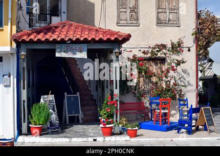 Ierapatra, Crète, Grèce - 12 octobre 2022: Ouzeri - Pub - Restaurant situé à proximité de la ville la plus méridionale d'Europe, sur la mer de Libye Banque D'Images