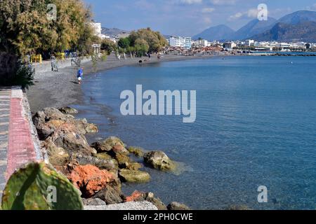 Ierapatra, Crète, Grèce - 12 octobre 2022 : des personnes non identifiées sur la plage de la ville la plus méridionale d'Europe, sur la mer de Libye Banque D'Images