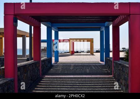 Ierapatra, Crète, Grèce - 12 octobre 2022: Installation colorée comme point de rencontre et lieu de repos sur la promenade maritime de l'Europe la plus méridionale Banque D'Images