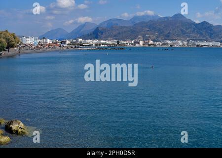 Ierapatra, Crète, Grèce - 12 octobre 2022 : des personnes non identifiées sur la plage de la ville la plus méridionale d'Europe, sur la mer de Libye Banque D'Images