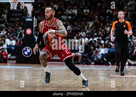 Milan, Italie. 24th mars 2023. Shabazz Napier #13 de EA7 Emporio Armani Milan en action pendant le jeu de la saison régulière EuroLeague Turkish Airlines Round 30 entre EA7 Emporio Armani Milan et le FC Bayern Munich au Forum Mediolanum. Score final; Milan 99:74 Bayern Munich. Crédit : SOPA Images Limited/Alamy Live News Banque D'Images