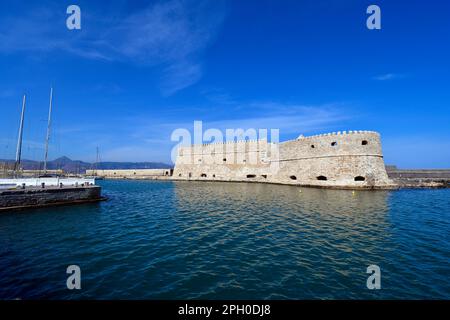 Iraklio, Grèce - 14 octobre 2022: La capitale de l'île de Crète, le petit port pour les yachts et les bateaux de pêche avec la forteresse vénitienne Koules Banque D'Images