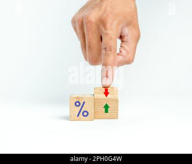 symboles financiers, blocs de bois avec flèche rouge et verte indiquant le symbole de prédiction et de pourcentage Banque D'Images