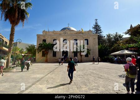 Iraklio, Grèce - 14 octobre 2022: Touristes non identifiés par la visite de l'église Agios Titos le premier évêque de Crète Banque D'Images