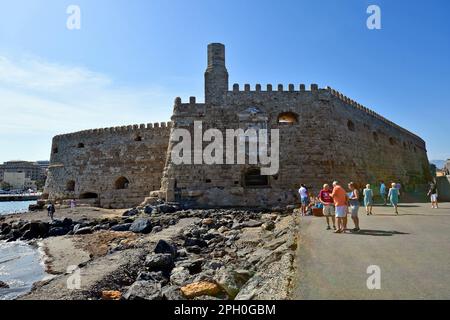 Iraklio, Grèce - 14 octobre 2022: Personnes non identifiées qui visite l'ancienne forteresse vénitienne Koules dans le port de la capitale de Crète Banque D'Images