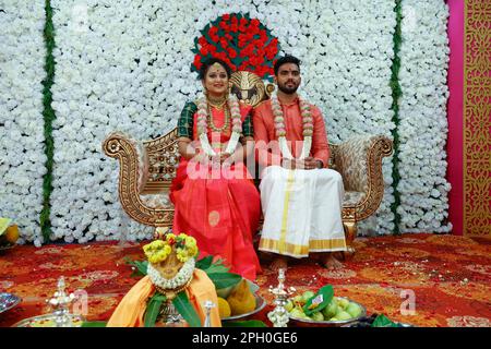 Mariée et marié à leur cérémonie d'engagement à Trichy, Tamil Nadu, Inde Banque D'Images