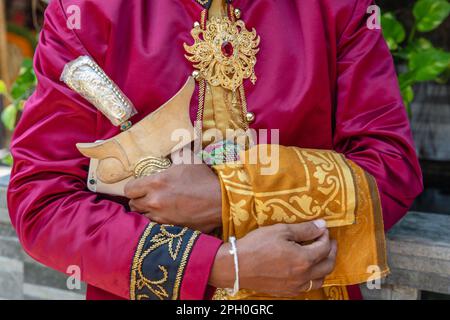 Robe de mariage traditionnelle balinaise, bijoux en or et couteau de cérémonie kris. Bali, Indonésie. Banque D'Images