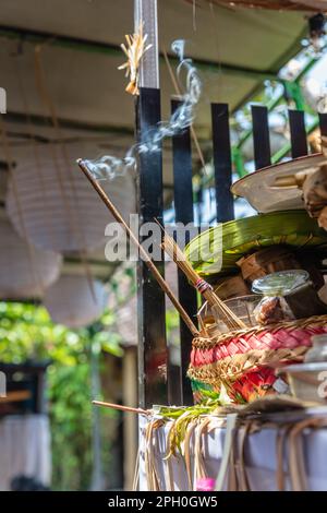 Autel hindou balinais avec des offrandes et de l'encens brûlant. Bali, Indonésie, Banque D'Images