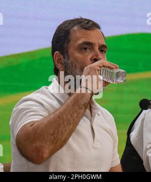 New Delhi, Delhi, Inde. 25th mars 2023. Rahul Gandhi, le principal chef de l'opposition du Congrès national indien, boit de l'eau lors de sa conférence de presse à New Delhi, en Inde, sur 25 mars 2023. Rahul Gandhi a été disqualifié en tant que député vendredi, un jour après sa condamnation dans une affaire de diffamation par l'un des tribunaux indiens. (Credit image: © Kabir Jhangiani/ZUMA Press Wire) USAGE ÉDITORIAL SEULEMENT! Non destiné À un usage commercial ! Crédit : ZUMA Press, Inc./Alay Live News Banque D'Images