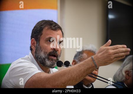 New Delhi, Delhi, Inde. 25th mars 2023. Rahul Gandhi, le principal chef de l'opposition indienne au Congrès national indien, prend des gestes lors de sa conférence de presse à New Delhi, en Inde, sur 25 mars 2023. Rahul Gandhi a été disqualifié en tant que député vendredi, un jour après sa condamnation dans une affaire de diffamation par l'un des tribunaux indiens. (Credit image: © Kabir Jhangiani/ZUMA Press Wire) USAGE ÉDITORIAL SEULEMENT! Non destiné À un usage commercial ! Crédit : ZUMA Press, Inc./Alay Live News Banque D'Images