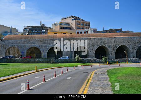 Iraklio, Grèce - 14 octobre 2022: La capitale de l'île de Crète, vue sur la ville avec les anciens bâtiments de chantier naval vénitien Banque D'Images