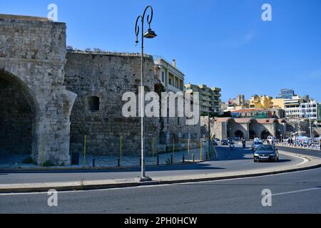 Iraklio, Grèce - 14 octobre 2022 : vieux chantiers navals vénitiens le long de l'ancien port vénitien Banque D'Images