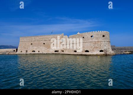 Iraklio, Grèce - 14 octobre 2022 : la capitale des îles de Crète avec l'ancienne forteresse vénitienne Koules Banque D'Images