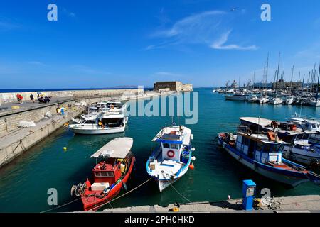 Iraklio, Grèce - 14 octobre 2022: La capitale de l'île de Crète, le petit port pour les yachts et les bateaux de pêche avec la forteresse vénitienne Koules Banque D'Images