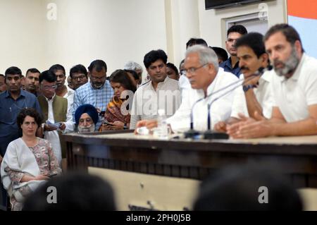 New Delhi, Delhi, Inde. 25th mars 2023. Priyanka Gandhi Wadhera soeur de Rahul Gandhi pendant l'ancien président du Congrès Rahul Gandhi qui Disqualifieid comme membre du Parlement de Loksabha dans l'affaire de diffamation, Commentaires dans Rally sur Modi Nom de la communauté, lors de sa première conférence de presse après Disqualifieid, à tous les commitee du congrès de l'inde siège du parti, Le samedi 25 mars 2023. Également présents à la conférence de presse Rajsthan Ashok Ghelout et Chhatisgarh Bhupesh Baghel les chefs des Ministres ont appuyé le Secrétaire général du Parti K. C. Venugopal, et le chef principal du Parti Jairam Ramesh, (Credit image: © Ravi Batra/ZU Banque D'Images