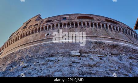 Le Château Saint Ange, vue rapprochée et vue à œil de ver, forteresse située sur la rive droite du Tibe, Castel sa't Angelo d'Hadrien. Banque D'Images