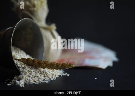 Le concept du coût du grain. 5000 roubles de billets autour d'une poignée de grain de terre. La faim dans le monde. Banque D'Images