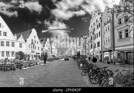 Ingolstadt, Allemagne - 6 avril 2019 : vue sur la vieille ville d'Ingolstadt avec des maisons historiques à colombages du centre-ville et de belles façades rénovées. Banque D'Images