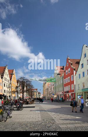 Ingolstadt, Allemagne - 6 avril 2019 : vue sur la vieille ville d'Ingolstadt avec des maisons historiques à colombages du centre-ville et de belles façades rénovées. Banque D'Images
