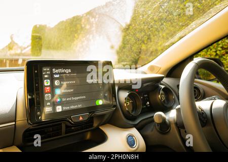 Faible profondeur d'un grand panneau de navigation à écran tactile vu dans un véhicule hybride à nouvelle technologie. Banque D'Images