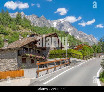 Le massif des Grands Jorasses de la vallée du Val Ferret - Entrèves en Italie - Trekking Mont blanc. Banque D'Images