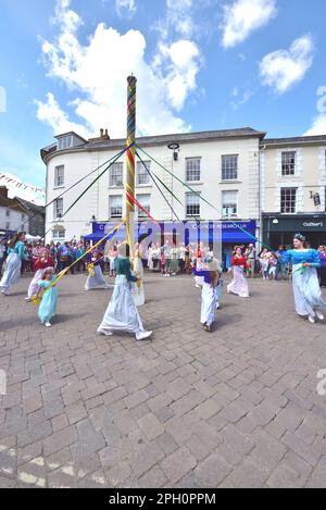 Groupe de danse Shaftesbury pas dans le temps effectuez une danse traditionnelle de la maypole pendant le festival de la nourriture et des boissons de la ville, le 8th mai 2022. Banque D'Images