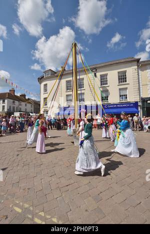 Groupe de danse Shaftesbury pas dans le temps effectuez une danse traditionnelle de la maypole pendant le festival de la nourriture et des boissons de la ville, le 8th mai 2022. Banque D'Images