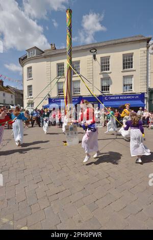 Groupe de danse Shaftesbury pas dans le temps effectuez une danse traditionnelle de la maypole pendant le festival de la nourriture et des boissons de la ville, le 8th mai 2022. Banque D'Images