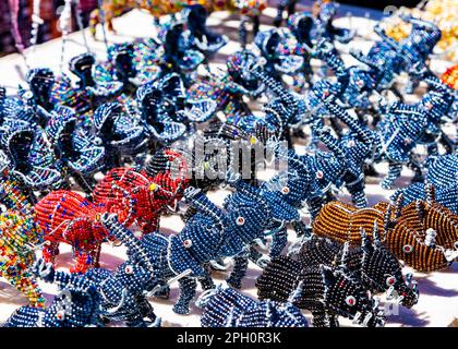 Curios africains d'animaux faits de perles et de fil au marché aux puces de rue Banque D'Images