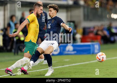 Jeremy Sarmiento, de l'Équateur, est en compétition pour le ballon avec Milos Degenek, de l'Australie, lors du match entre l'Australie et l'Équateur au stade CommBank o Banque D'Images