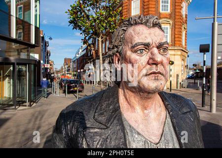 Une statue plus grande que nature de Sean Henry dans le centre de Woking, Surrey Banque D'Images