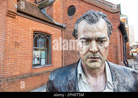 Une statue plus grande que nature de Sean Henry dans le centre de Woking, Surrey Banque D'Images