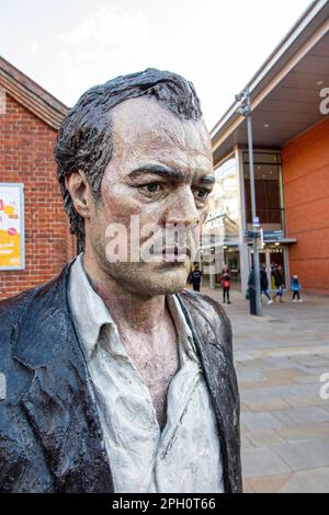 Une statue plus grande que nature de Sean Henry dans le centre de Woking, Surrey Banque D'Images