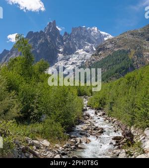 Le massif du Mont blanc avec le ruisseau glaciaire du glacier de Brenva au-dessus des Entrèves - Italie. Banque D'Images