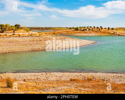 Vue impressionnante sur le lac d'Alqueva avec eaux émeraudes et côtes de poney arides, Monsaraz, Portugal Banque D'Images