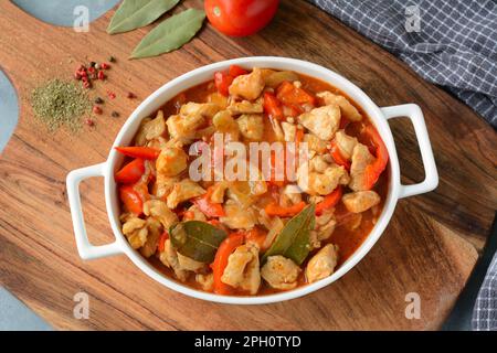 Ragoût de dinde hongroise dans une sauce tomate et poivre rouge Banque D'Images