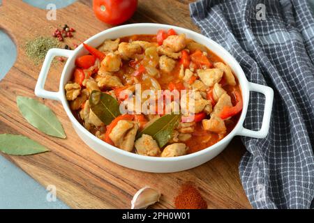 Ragoût de dinde hongroise dans une sauce tomate et poivre rouge Banque D'Images