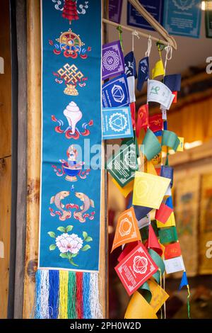 Drapeaux de prière bhuddiste colorés du bhoutan montés sur le magasin donnant un visuel commun à travers les stations de colline en Inde et un achat touristique commun Banque D'Images