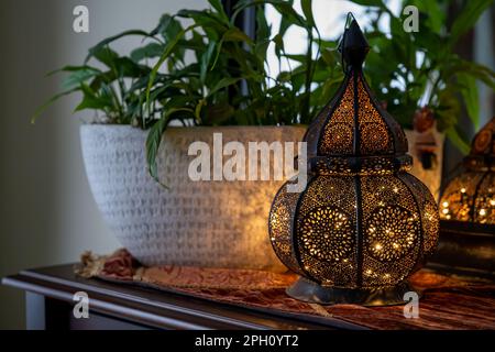 Lanterne noire dans la salle de séjour foe décor de Ramadan. Banque D'Images