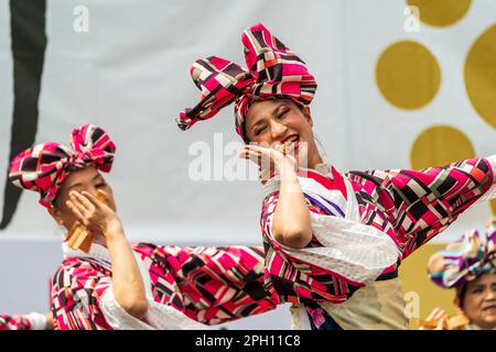 Gros plan de deux jeunes danseuses japonaises portant un foulard coloré sur une scène en plein air qui dansent Yosakoi au festival de danse annuel Kumamoto Kyusyu gassai, qui fait partie du festival du printemps. Banque D'Images