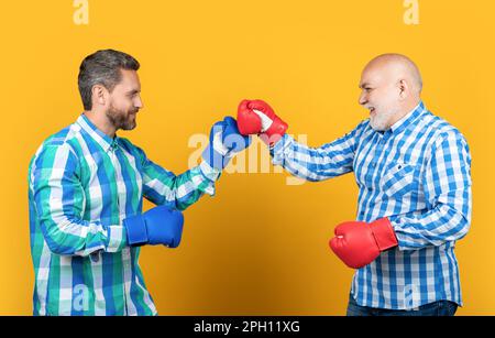 image de génération hommes vêtements de boxe chemise à carreaux. deux générations d'hommes boxe Banque D'Images