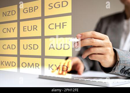 Femme d'affaires et table des symboles des devises étrangères, du marché des changes et des investissements financiers. Banque D'Images