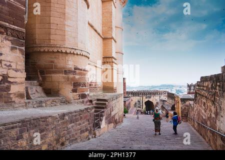 Jodhpur, Rajasthan, Inde - 19th octobre 2019 : une femme étrangère touriste visitant le célèbre fort Mehrangarh, le fort Mehrangarh est un site classé au patrimoine mondial de l'UNESCO Banque D'Images