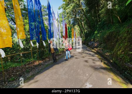 Samdruptse, Sikkim, Inde - 20th octobre 2016 : route vers la statue sainte de Guru Padmasambhava ou née d'un lotus, Guru Rinpoché, un bouddhiste tantrique. Banque D'Images