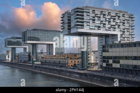 COLOGNE, ALLEMAGNE - 24 AVRIL 2020 : image panoramique de bâtiments modernes dans le port de Cologne sur 24 avril 2020 en Allemagne, Europe Banque D'Images