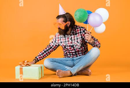 cadeau ouvert. taille basse souriante. amusez-vous à la fête. préparez-vous pour les vacances. Le gestionnaire d'événements pose avec un accessoire de fête. concept de plaisir et de bonheur. Banque D'Images