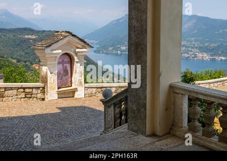 Vue sur le lac Lago d Orta depuis le Sanstuario Madonna del Sasso. Banque D'Images