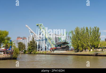 Montagnes russes dans le parc de la Costa Funfair et parc à thème à Tigre Argentina sur le delta de Parana Banque D'Images
